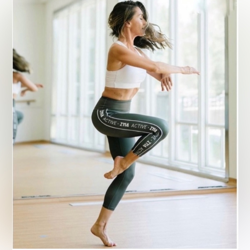 ZYIA ACTIVE OLIVE SIDE STRIPE LOGO CAPRI